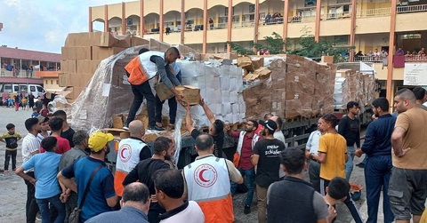 Nhân viên Hội Trăng lưỡi liềm đỏ trao hàng hóa viện trợ cho người dân ở Deir al-Balah, Gaza ngày 25-10 - Ảnh: REUTERS Nhân viên Hội Trăng lưỡi liềm đỏ trao hàng viện trợ cho người dân ở Deir al-Balah, Gaza ngày 25-10 - Ảnh: REUTERS