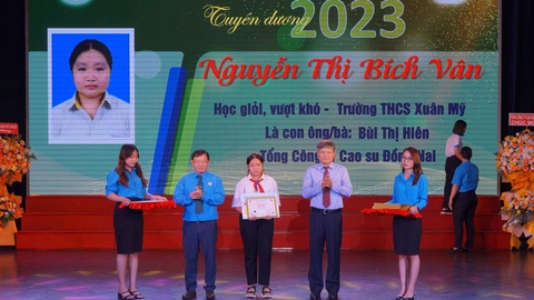 VRG trao 611 suất học bổng cho con em ngành cao su - Ảnh 1. Lãnh đạo VRG trao các suất học bổng "Học giỏi - Vượt khó" cho học sinh, sinh viên