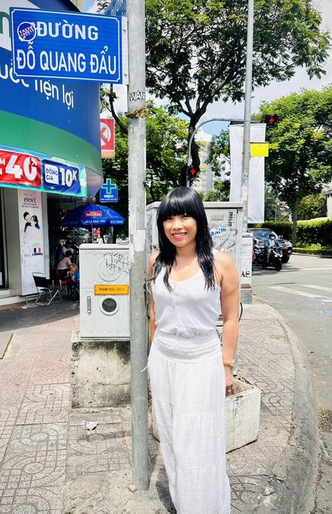 Stéphanie Đỗ: Việt Nam ở trong tim tôi - Ảnh 2. Stéphanie Đỗ trên con đường mang tên ông cố nội Đỗ Quang Đẩu của chị ởquận 1, TP.HCM tháng 8-2023
