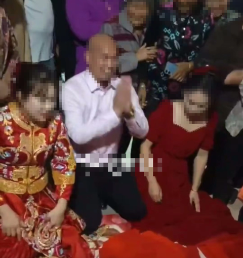 Chú rể vừa khoe bái đường với 2 cô dâu đã bị 'nghiệp quật' - Ảnh 1. Hình ảnh bái đường gây tranh cãi của chú rể và hai cô dâu.