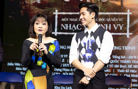 Jack Long ra mắt MV về tình mẫu tử - Ảnh 6. Danh ca Hương Lan chúc mừng Jack Long tại buổi ra mắt MV