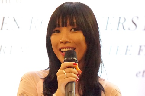 Stéphanie Đỗ: Việt Nam ở trong tim tôi - Ảnh 4. Stéphanie Đỗ giao lưu với độc giả trong buổi ra mắt sách ở Hà Nội ngày 20-10 - Ảnh: T.Điểu