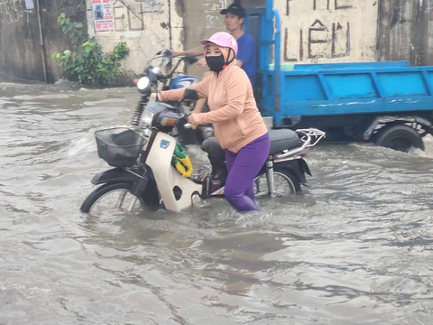 Thời tiết hôm nay 30-10: Trung Bộ mưa to diện rộng, Nam Bộ mưa vài nơi - Ảnh 1. Hôm nay 30-10, nhiều nơi trên cả nước mưa to, đề phòng ngập - Ảnh: NGỌC KHẢI