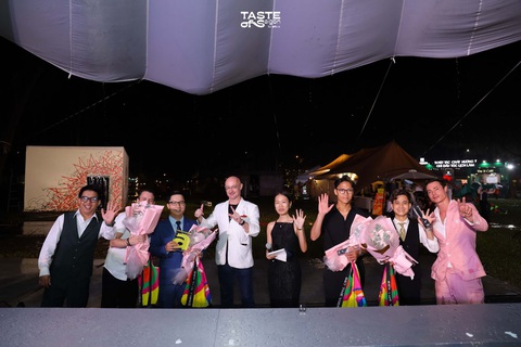 Điều gì làm Taste of Saigon by artlive khác biệt giữa vô vàn lễ hội ẩm thực hiện nay? - Ảnh 7. Ban giám khảo trao giải thưởng cho các thí sinh cuộc thi AMC - artLIVE Mixology Championship 2023