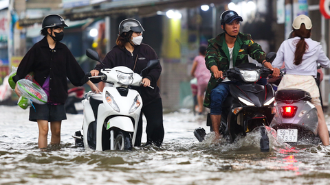 Tin tức sáng 22-6: Đề xuất giáo viên làm việc 42 tuần trong năm; Còn 7 đợt triều cường- Ảnh 1. Triều cường gây ngập ở TP.HCM - Ảnh tư liệu Tuổi Trẻ