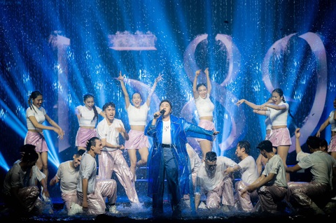 Trấn Thành: 'Trung Quân là ca sĩ trẻ hát live thuộc hàng top ở Việt Nam' - Ảnh 1. Live concert của Trung Quân có ba chương để diễn tả chặng đường 15 năm ca hát: "Mưa", "Căn phòng phía Tây" và "Chưa bao giờ" - Ảnh: BTC