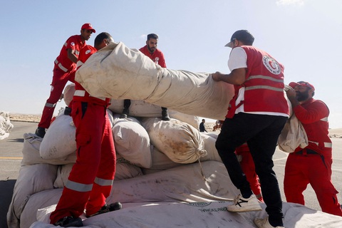 Các thành viên Hội Trăng lưỡi liềm đỏ Ai Cập điều phối viện trợ cho Gaza, ngày 20-10 - Ảnh: REUTERS Các thành viên Hội Trăng lưỡi liềm đỏ Ai Cập điều phối viện trợ cho Gaza, ngày 20-10 - Ảnh: REUTERS