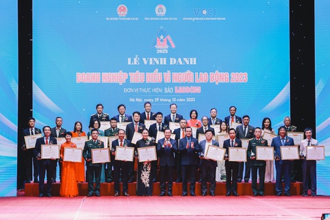 Phó thủ tướng Lê Minh Khái và Chủ tịch Công đoàn Việt Nam Nguyễn Đình Khang trao bằng khen cho các doanh nghiệp được tôn vinh - Ảnh: HẢI NGUYỄN Phó thủ tướng Lê Minh Khái và Chủ tịch Công đoàn Việt Nam Nguyễn Đình Khang trao bằng khen cho các doanh nghiệp được tôn vinh - Ảnh: HẢI NGUYỄN