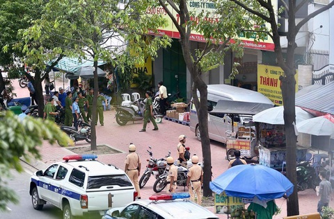 Sẽ tước giấy phép 3 tháng, phạt tiền nặng với nhà xe Thành Bưởi - Ảnh 2. Chiều 26-10, tại trụ sở Công ty TNHH Thành Bưởi (xe Thành Bưởi) xuất hiện nhiều lực lượng công an cùng lực lượng cảnh sát giao thông - trật tự ở bên ngoài - Ảnh: CHÂU TUẤN