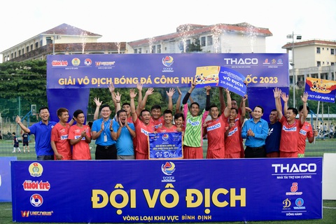 SAWACO vô địch sau loạt luân lưu kịch tính - Ảnh 7. Đội SAWACO ăn mừng chức vô địch - Ảnh: QUANG ĐỊNH
