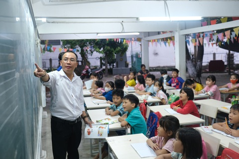 ‘Ba Thành’ hơn 10 năm dạy trẻ khó khăn ở lớp học tình thương - Ảnh 1. Lớp học tình thương của anh Đỗ Thiện Thành đều đặn sáng đèn từ 17h - 19h, thứ hai đến thứ sáu hằng tuần - Ảnh: NGỌC PHƯỢNG