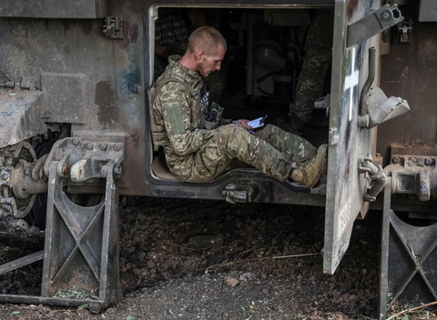 Một quân nhân Ukraine ngồi bên trong pháo tự hành M109 ở khu vực Donetsk, Ukraine ngày 22-9 - Ảnh: REUTERS Quân nhân Ukraine ngồi bên trong bệ pháo tự hành M109 ở khu vực Donetsk, Ukraine ngày 22-9 - Ảnh: REUTERS