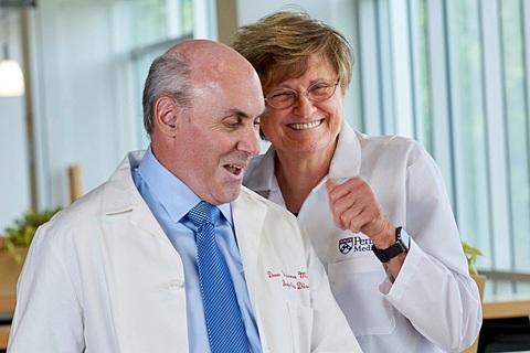 Vắc xin mRNA xứng đáng giành Nobel - Ảnh 2. Hai nhà khoa học Katalin Karikó (phải) và Drew Weissman tại Đại học Pennsylvania - Ảnh: Reuters