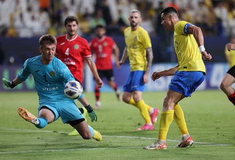 Ronaldo ghi bàn thắng đầu tiên ở AFC Champions League - Ảnh 1. Ronaldo với pha dứt điểm ghi bàn thắng đầu tiên của anh ở AFC Champions League - Ảnh: REUTERS