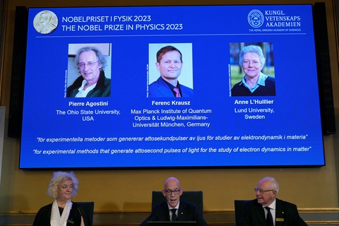 Các nhà khoa học được trao giải Nobel Vật lý ngày 3-10 - Ảnh: REUTERS Các nhà khoa học được trao giải Nobel Vật lý ngày 3-10 - Ảnh: REUTERS