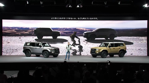 Toyota Land Hopper - Land Cruiser Prado mini ra mắt vào cuối tháng 10 - Ảnh 1. Toyota Land Hopper được cho là mẫu xe bôi đen bên trái trong ảnh - Ảnh cắt từ video, nguồn: Toyota