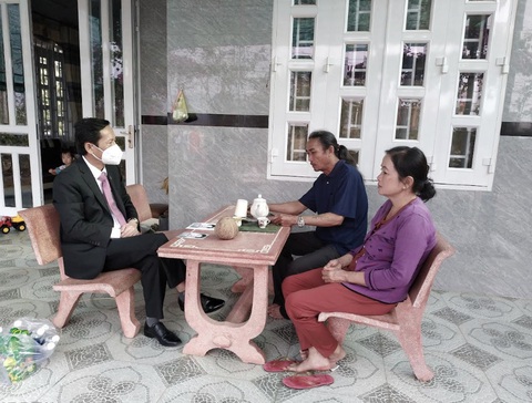 Ông Võ Tê được bồi thường 1,9 tỉ đồng - Ảnh 3. Luật sư Phan Trung Hoài (trái) trong một lần đến gia đình ông Võ Ngọc để làm việc năm 2021 - Ảnh: HOÀNG ĐIỆP