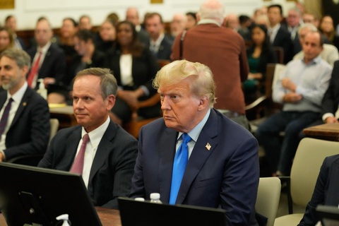 Ông Trump chăm chú lắng nghe phần tranh luận trong suốt phiên tòa - Ảnh: AFP Ông Trump chăm chú lắng nghe phần tranh luận trong suốt phiên tòa - Ảnh: AFP