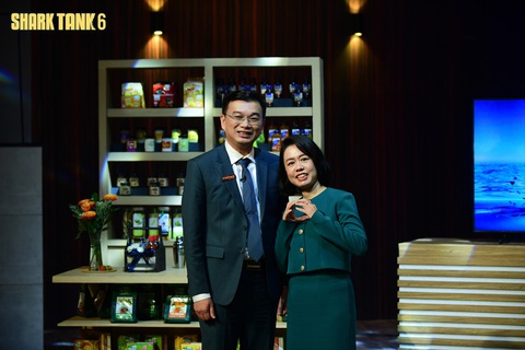 Shark Tank mùa 6 tập 2: Shark Hùng Anh chốt ‘gia vị’, Shark Bình có ‘bánh mì’ - Ảnh 4. Nhà đầu tư và start-up vui vẻ sau cái bắt tay triệu đô