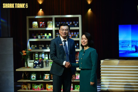 Shark Tank mùa 6 tập 2: Shark Hùng Anh chốt ‘gia vị’, Shark Bình có ‘bánh mì’ - Ảnh 1. Shark Hùng Anh bắt tay chốt deal với Nguyễn Thị Vân Anh, nhà sáng lập và giám đốc điều hành Công ty Trí Việt Phát