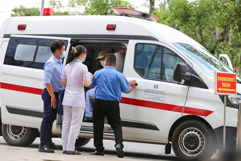 Thiếu máy MRI: Nhiều bệnh nhân vất vả di chuyển đi chụp MRI - Ảnh 1. Bệnh nhân lên xe để chuyển sang bệnh viện khác chụp MRI chiều 3-10 - Ảnh: PHƯƠNG QUYÊN