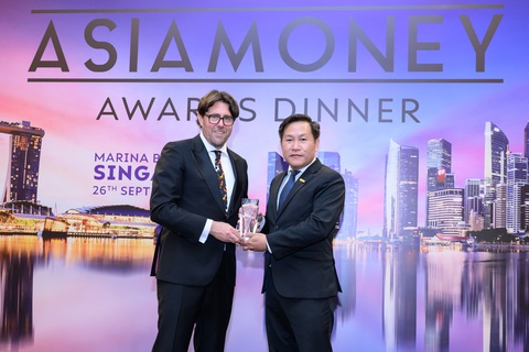 Eximbank nhận giải thưởng ngân hàng triển vọng Việt Nam 2023 - Ảnh 1. Ông Vũ Đức Hải (phải) đại diện Eximbank nhận biểu trưng từ đại diện Asiamoney - Ảnh: EIB