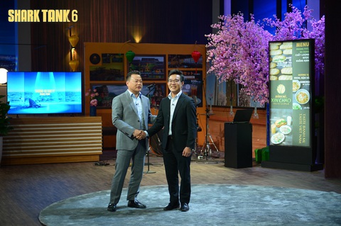 Shark Tank mùa 6 tập 2: Shark Hùng Anh chốt ‘gia vị’, Shark Bình có ‘bánh mì’ - Ảnh 6. Shark Bình bắt tay chốt deal với Bùi Thanh Tâm, đồng sáng lập kiêm giám đốc điều hành Bánh mì Xin Chào