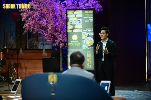 Shark Tank mùa 6 tập 2: Shark Hùng Anh chốt ‘gia vị’, Shark Bình có ‘bánh mì’ - Ảnh 5. Bùi Thanh Tâm, đồng sáng lập kiêm giám đốc điều hành Bánh mì Xin Chào, kêu gọi các Shark đầu tư số tiền là 500.000 USD cho 9% cổ phần