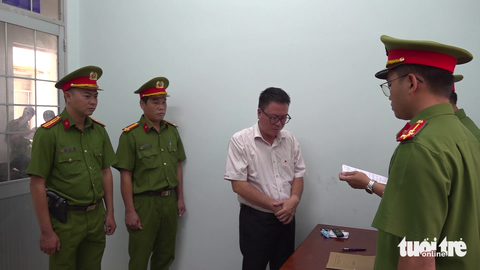 Giả danh 'cò đất' lừa đảo chiếm đoạt tài sản hơn 9 tỉ đồng - Ảnh 1. Cơ quan cảnh sát điều tra Công an tỉnh Trà Vinh đang tống đạt các quyết định đối với Lê Hoàng - Ảnh: PHẠM HƠN