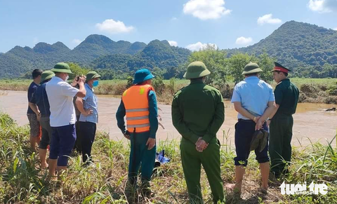 Tìm thấy thi thể nam sinh lớp 10 bị nước lũ cuốn - Ảnh 1. Hiện trường tìm thấy thi thể nam sinh lớp 10 bị lũ cuốn - Ảnh: N.THẮNG