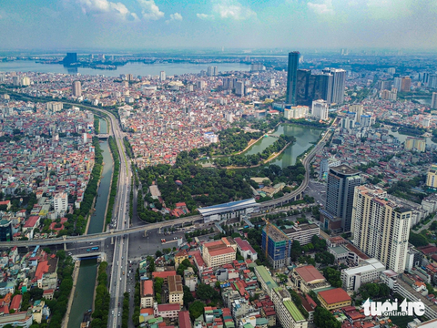 Mặt bằng ga ngầm S12 metro Nhổn - ga Hà Nội vẫn ngổn ngang, chưa hoàn trả mặt đường theo kế hoạch - Ảnh 12. Đến thời điểm hiện tại, tiến độ tổng thể chung của dự án đạt khoảng 77,7%, trong đó đoạn trên cao đạt 99,5%, dự kiến hoạt động cuối năm nay 2023. Đoạn ngầm đã hoàn thành 36,5%. Trong ảnh là ga trên cao cuối cùng của dự án, trước khi chuyển tiếp xuống đoạn đi ngầm - Ảnh: HỒNG QUANG