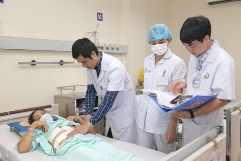 Điều trị thành công ca bệnh hiếm có khối u từ thận lan đến tận tim - Ảnh 1. Bác sĩ điều trị cho ca bệnh hiếm gặp với khối u từ thận lan đến tận tim - Ảnh: Bệnh viện cung cấp