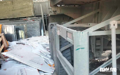 Vụ 3 người tử vong ở xưởng đá: nhà xưởng mới hoạt động hai tuần - Ảnh 1. Hiện trường vụ tai nạn lao động ở xưởng đá làm ba người tử vong - Ảnh: D.HÒA
