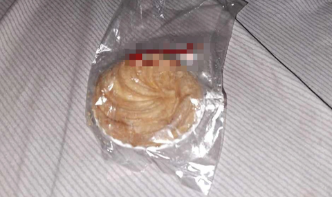 Thủ Đức báo cáo vụ bé 6 tuổi tử vong nghi ngộ độc bánh su kem - Ảnh 1. Bánh su kem (tròn) mà cháu Q. ăn, nghi bị ngộ độc - Ảnh: Do chị Út chụp lại