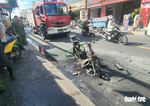 Xe máy điện bốc cháy trên đường ở quận Tân Phú, TP.HCM - Ảnh 3. Chiếc xe máy điện bị cháy trơ khung - Ảnh: NGỌC KHẢI