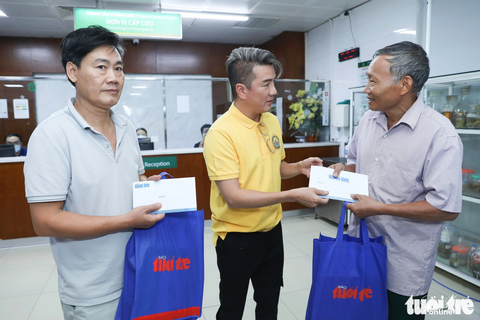 Ca sĩ Đàm Vĩnh Hưng thăm hỏi, trao hỗ trợ cho người thân bệnh nhân đang điều trị tại Bệnh viện Bạch Mai - Ảnh: DANH KHANG Ca sĩ Đàm Vĩnh Hưng thăm hỏi, trao hỗ trợ cho người thân bệnh nhân đang điều trị tại Bệnh viện Bạch Mai - Ảnh: DANH KHANG