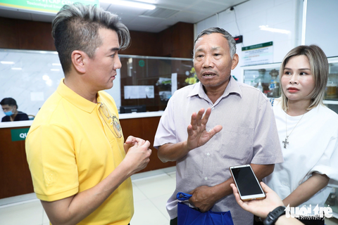 Ông Chức (bố của anh N.V.C) chia sẻ vẫn chờ đợi phép màu cho con trai có thể bình phục - Ảnh: DANH KHANG Ông Chức (bố của anh N.V.C.) chia sẻ vẫn chờ đợi phép màu cho con trai có thể bình phục - Ảnh: DANH KHANG
