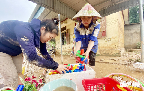 Chủ tịch tỉnh Nghệ An: Sớm đưa học sinh vùng lũ trở lại trường - Ảnh 3. Các cô giáo mầm non huyện Quỳ Châu tìm lại dụng cụ học tập của học sinh sau mưa lũ - Ảnh: DOÃN HÒA