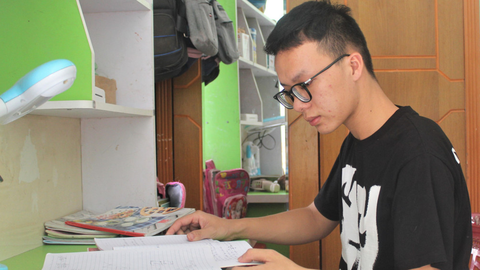 Đường có gập ghềnh vẫn muốn bước - Ảnh 1. Dù trong người mang bệnh hiếm gặp nhưng ba năm phổ thông, Đỗ Xuân Thành đều học giỏi - Ảnh: LƯƠNG HUYỀN