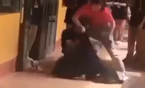 Không kỷ luật học sinh quay video cô giáo túm áo, kéo lê nữ sinh - Ảnh 1. Vụ nữ sinh quỳ khóc trước cửa lớp đến kiệt sức gây xôn xao trên mạng xã hội - Ảnh: Mạng xã hội