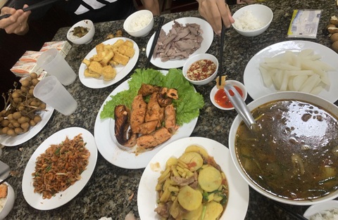 Cục Thể dục Thể thao rút đội tuyển bóng bàn trẻ quốc gia về Nhổn sau thông tin VĐV bị bỏ đói - Ảnh 3. Bữa ăn 320.000 đồng/người/ngày dành cho 6 VĐV/mâm của Trung tâm Huấn luyện thể thao quốc gia bị các VĐV phản ánh cũng thiếu chất - Ảnh: C.T