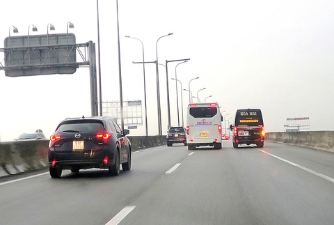 Cần "thuốc đặc trị" xe khách chạy ẩu - Ảnh 3. Một xe khách loại nhỏ lấn làn khẩn cấp trên đường cao tốc hướng Long Thành về TP.HCM đoạn qua cầu Long Thành vào lúc 17h10 ngày 1-10 - Ảnh: T.T.D.