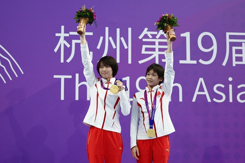 Bộ đôi Chen Yuxi (trái) và Quan Hongchan giành HCV 10m cầu cứng tại Asiad 19 - Ảnh: hangzhou2022 Bộ đôi Chen Yuxi (trái) và Quan Hongchan giành huy chương vàng 10m cầu cứng môn nhảy cầu tại Asiad 19 - Ảnh: Hangzhou2022