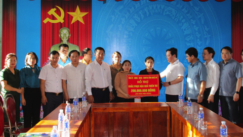 Chủ tịch tỉnh Nghệ An: Sớm đưa học sinh vùng lũ trở lại trường - Ảnh 1. Ông Nguyễn Đức Trung - chủ tịch UBND tỉnh Nghệ An - trao 200 triệu đồng hỗ trợ Trường mầm non Châu Thắng, huyện Quỳ Châu khắc phục thiệt hại do mưa lũ - Ảnh: N.THẮNG