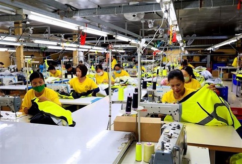 Xưởng may gia công hàng xuất khẩu qua thị trường Mỹ, Công ty trách nhiệm hữu hạn May mặc Dony, xã Vĩnh Lộc A, huyện Bình Chánh, Thành phố Hồ Chí Minh. (Ảnh: Hồng Đạt/TTXVN) Công nhân làm việc trong một xưởng may ở huyện Bình Chánh, TP.HCM - Ảnh: TTXVN