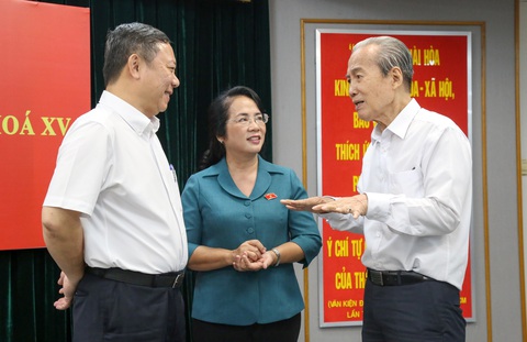 Bà Trần Kim Yến: 'cán bộ nào có tư tưởng làm sai thì mới không dám làm' - Ảnh 1. Cử tri Nguyễn Hữu Châu trao đổi với Chủ tịch Ủy ban MTTQ Việt Nam TP.HCM Trần Kim Yến (giữa) và Phó chủ tịch UBND TP Dương Anh Đức (bìa trái) - Ảnh: THẢO LÊ