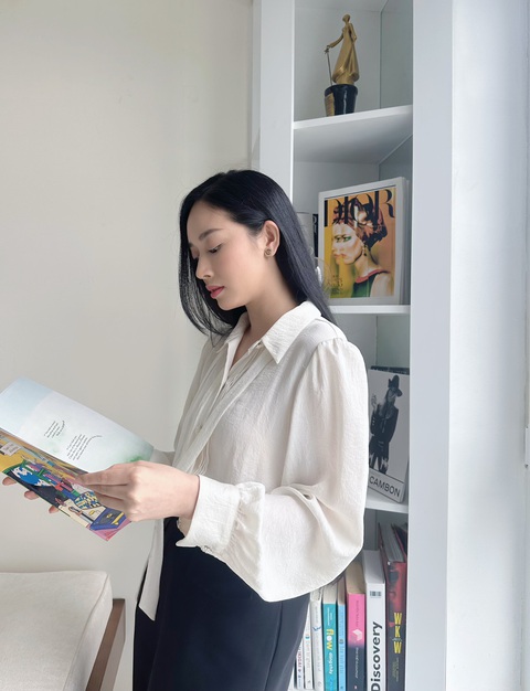 Với set thứ 2 - màu trắng, Mai Thanh Hà chọn chiếc áo sơ mi trắng kem, phối cùng quần dài ống suông, điểm xuyết thêm chiếc khăn lụa, bông tai Dior, đồng hồ Bvlgari và chiếc túi Chanel đỏ đô. Bộ trang phục toát lên nét thanh lịch, phù hợp các buổi cafe, trà chiều, hội họp. Hoặc với màu trắng, Mai Thanh Hà chọn chiếc áo sơ mi trắng kem, phối cùng quần dài ống suông, điểm xuyết thêm chiếc khăn lụa, bông tai Dior, đồng hồ Bvlgari và chiếc túi Chanel đỏ đô. Bộ trang phục toát lên nét thanh lịch, phù hợp các buổi cà phê, trà chiều, hội họp.