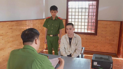 Vũ Duy Sơn (26 tuổi, trú phường Văn Quán, quận Hà Đông, TP.Hà Nội) thuộc đường dây lập Aap hẹn hò lừa đảo 300 người, chiếm đoạt 200 tỉ đồng - Ảnh: S.Đ. Vũ Duy Sơn (26 tuổi, trú phường Văn Quán, quận Hà Đông, TP Hà Nội) thuộc đường dây lập ứng dụng hẹn hò lừa đảo 300 người, chiếm đoạt 200 tỉ đồng - Ảnh: S.Đ.