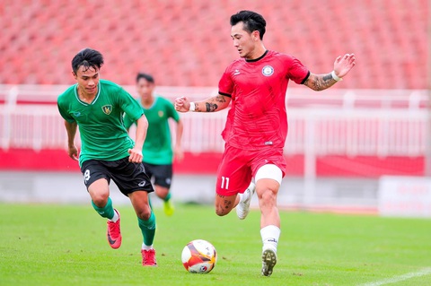 CLB Khánh Hòa kịp dự V-League 2023-2024 - Ảnh 2. Cầu thủ Việt kiều Trương Quốc Minh (phải) trong trận giao hữu tại TP.HCM - Ảnh: HẢI VÕ