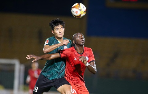 CLB Khánh Hòa kịp dự V-League 2023-2024 - Ảnh 1. CLB Khánh Hòa (áo đỏ) trong trận giao hữu với CLB TP.HCM - Ảnh: CAO TOÀN
